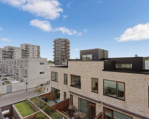 Eksklusivt rækkehus med tagterrasse og privat parkering | København S.