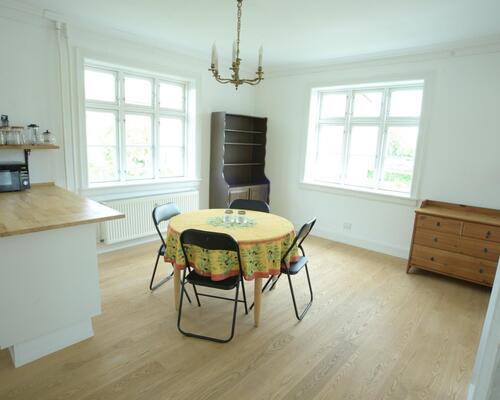 KUN EXPATS Dejlig lejlighed med nyere stort køkken alrum