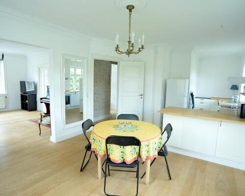 KUN EXPATS Dejlig lejlighed med nyere stort køkken alrum