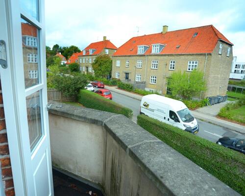 KUN EXPATS Dejlig lejlighed med nyere stort køkken alrum