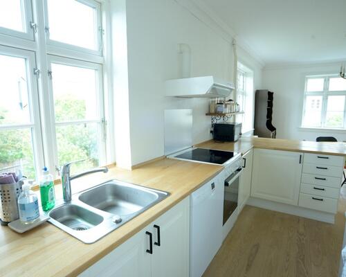 KUN EXPATS Dejlig lejlighed med nyere stort køkken alrum