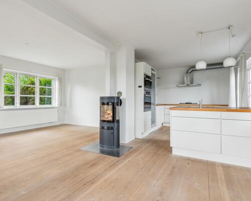 Unik villa med panoramaudsigt over Esrum Sø – og kig til Fredensborg Slot