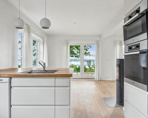 Unik villa med panoramaudsigt over Esrum Sø – og kig til Fredensborg Slot