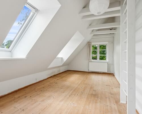 Unik villa med panoramaudsigt over Esrum Sø – og kig til Fredensborg Slot