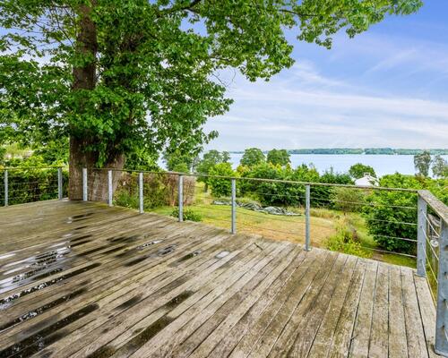 Unik villa med panoramaudsigt over Esrum Sø – og kig til Fredensborg Slot