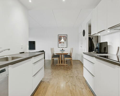 Moderne 3-værelses på 79 m2 med stor altan, elevator og udsigt – bus lige ved døren i Nørresundby