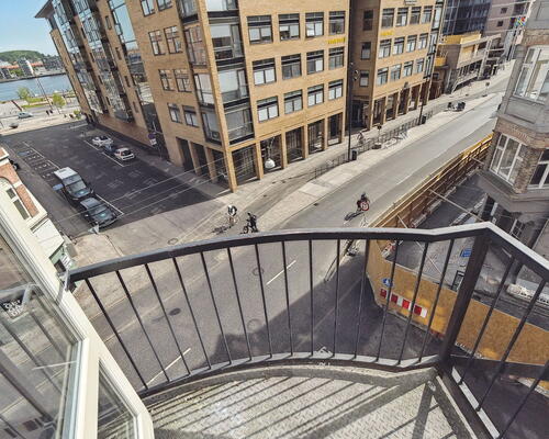 Stor, lys 4-værelses på 147 m2 med to altaner, karnap og kig til vandet – midt i byen