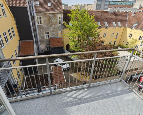 Stor, lys 4-værelses på 147 m2 med to altaner, karnap og kig til vandet – midt i byen