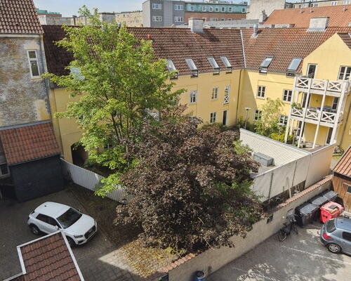 Stor, lys 4-værelses på 147 m2 med to altaner, karnap og kig til vandet – midt i byen