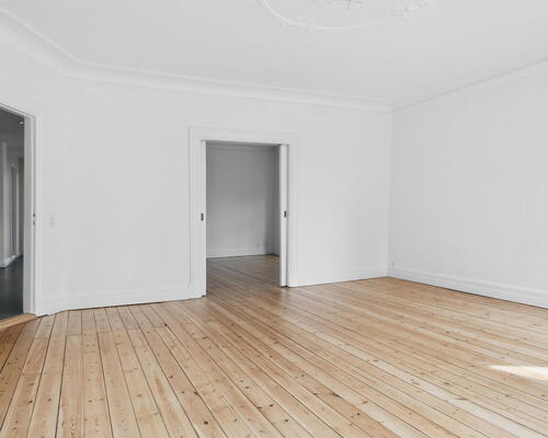 Stor, lys 4-værelses på 147 m2 med to altaner, karnap og kig til vandet – midt i byen