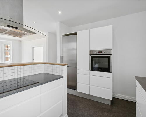 Stor, lys 4-værelses på 147 m2 med to altaner, karnap og kig til vandet – midt i byen