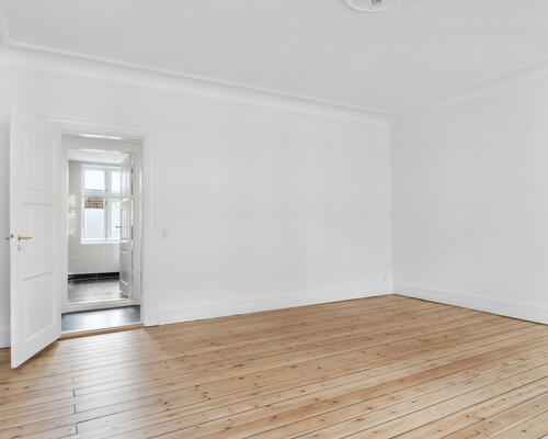 Stor, lys 4-værelses på 147 m2 med to altaner, karnap og kig til vandet – midt i byen