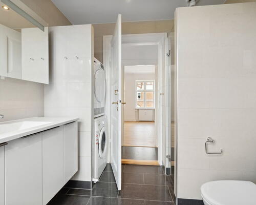 Stor, lys 4-værelses på 147 m2 med to altaner, karnap og kig til vandet – midt i byen