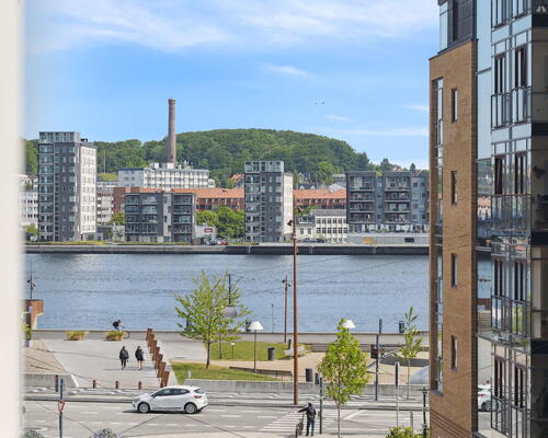 Stor, lys 4-værelses på 147 m2 med to altaner, karnap og kig til vandet – midt i byen