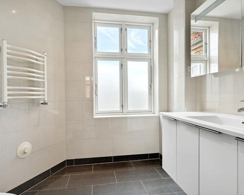 Stor, lys 4-værelses på 147 m2 med to altaner, karnap og kig til vandet – midt i byen