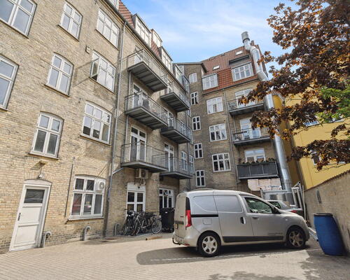 Stor, lys 4-værelses på 147 m2 med to altaner, karnap og kig til vandet – midt i byen