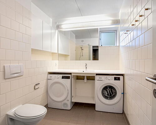 Stor og rumlig 4-værelses lejlighed ved Furesø med privat altan. Depotrum i kælderen og 2 badeværelser