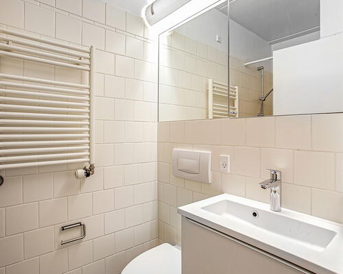 Stor og rumlig 4-værelses lejlighed ved Furesø med privat altan. Depotrum i kælderen og 2 badeværelser