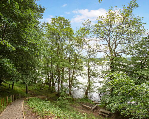 Stor og rumlig 4-værelses lejlighed ved Furesø med privat altan. Depotrum i kælderen og 2 badeværelser