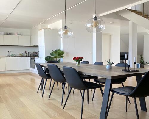 Skøn lys penthouse i to plan