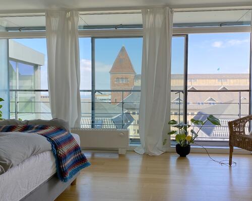 Skøn lys penthouse i to plan