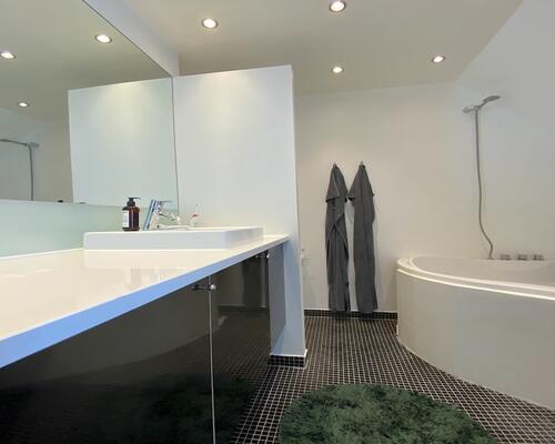 Skøn lys penthouse i to plan