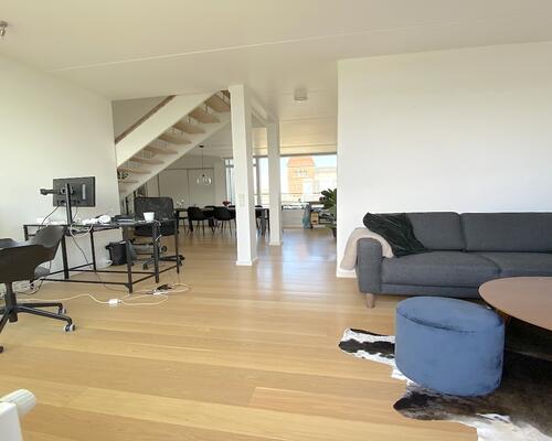 Skøn lys penthouse i to plan