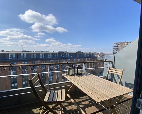 Skøn lys penthouse i to plan