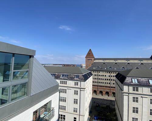 Skøn lys penthouse i to plan