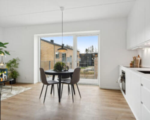 Skøn og lækker 4-værelses lejlighed med altan