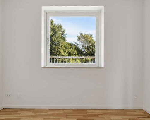 Moderne 3-vær. bolig på første sal i Tækkerhusene, Hillerød: Elevator og privat altan. Perfekt beliggenhed ved både natur og by liv