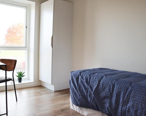 Skønt treværelses rækkehus med god planløsning. Obs. alle billeder, plantegninger og visualiseringer er vejledende. Denne bolig er spejlvendt ift. plantegningen.