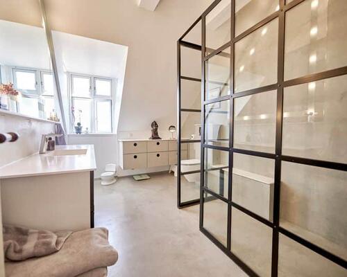 Eksklusiv penthouse lejlighed med privat tagterrasse | København Ø