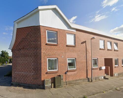 Flot 3. værelses lejlighed i stueplan.