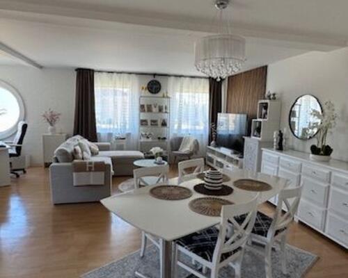 Flot 3. værelses lejlighed i stueplan.