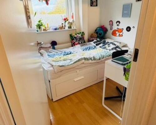 Flot 3. værelses lejlighed i stueplan.