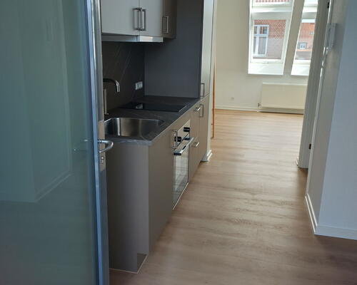 Lys 1-værelses taglejlighed med hems, kvist og elevator – nyrenoveret og tæt på nærbanen