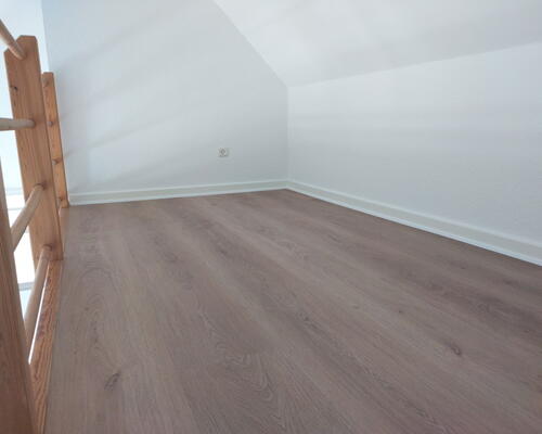 Lys 1-værelses taglejlighed med hems, kvist og elevator – nyrenoveret og tæt på nærbanen