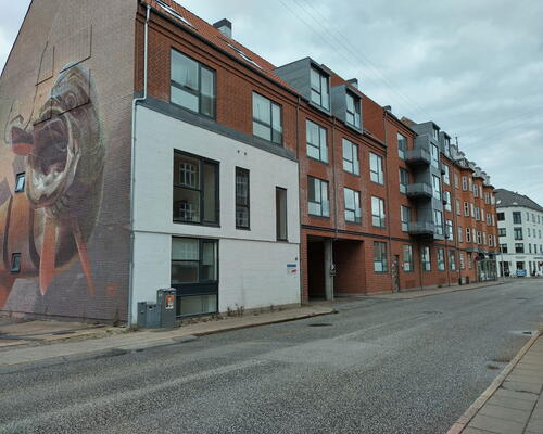 Lys 1-værelses taglejlighed med hems, kvist og elevator – nyrenoveret og tæt på nærbanen