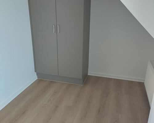 Lys 1-værelses taglejlighed med hems, kvist og elevator – nyrenoveret og tæt på nærbanen