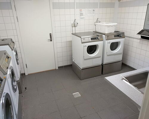 Lys 1-værelses taglejlighed med hems, kvist og elevator – nyrenoveret og tæt på nærbanen