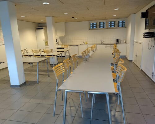 Lys 1-værelses taglejlighed med hems, kvist og elevator – nyrenoveret og tæt på nærbanen