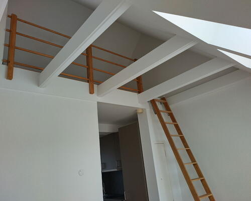 Lys 1-værelses taglejlighed med hems, kvist og elevator – nyrenoveret og tæt på nærbanen