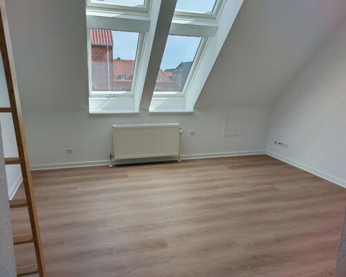 Lys 1-værelses taglejlighed med hems, kvist og elevator – nyrenoveret og tæt på nærbanen