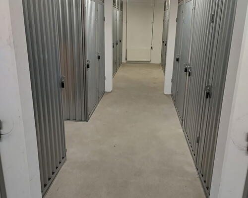 Lys 1-værelses taglejlighed med hems, kvist og elevator – nyrenoveret og tæt på nærbanen