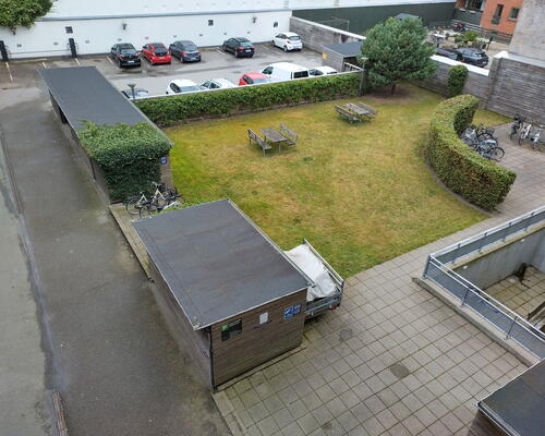 Lys 1-værelses taglejlighed med hems, kvist og elevator – nyrenoveret og tæt på nærbanen