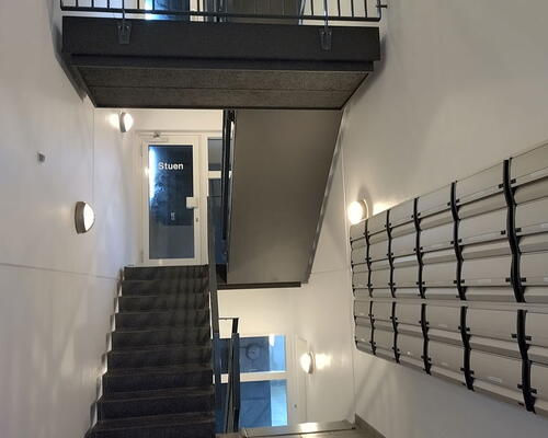 Lys 1-værelses taglejlighed med hems, kvist og elevator – nyrenoveret og tæt på nærbanen