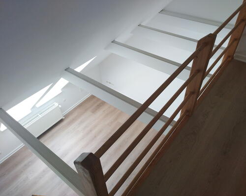 Lys 1-værelses taglejlighed med hems, kvist og elevator – nyrenoveret og tæt på nærbanen