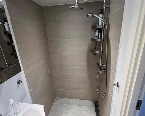 Lys 1-værelses lejlighed med eget køkken - husdyr tilladt