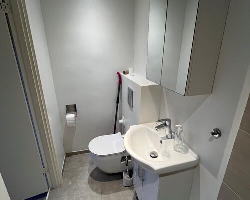 Lys 1-værelses lejlighed med eget køkken - husdyr tilladt